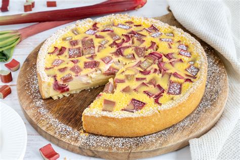Frischer Rhabarber und Biskuitboden - Zutaten für den Kuchen