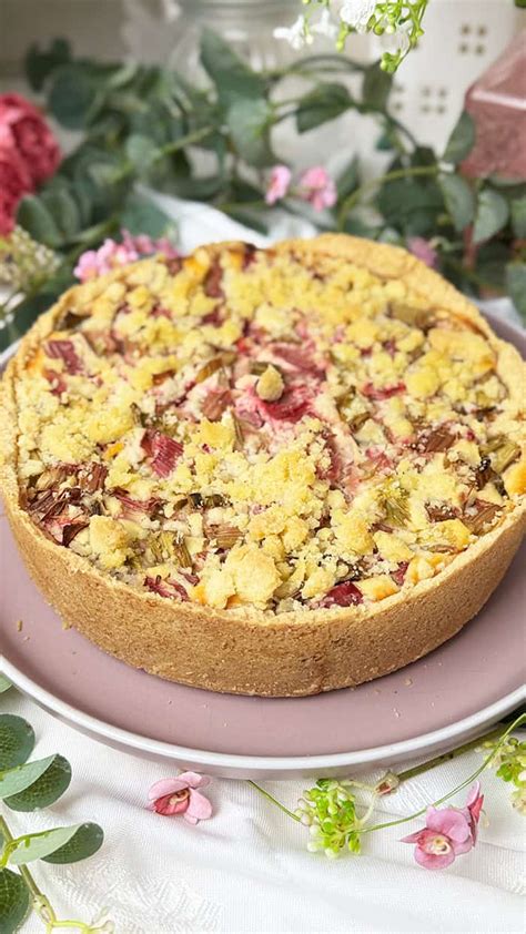 Frischer Rhabarber und Käsekuchen mit Streuseln
