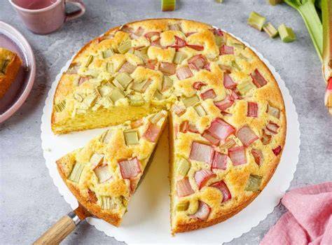 Frischer Rhabarber und Zutaten für den Kuchen
