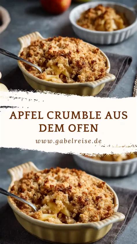 Frischer Rhabarber-Apfel-Crumble aus dem Ofen, warm serviert