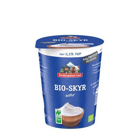 Frischer Skyr im Becher mit Sahnelöffel