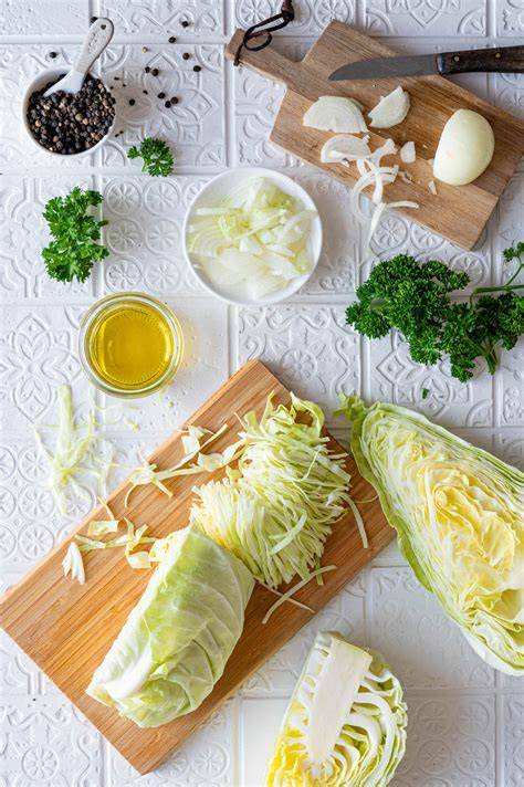 Frischer Spitzkohl und Zutaten für Honig-Senf-Marinade