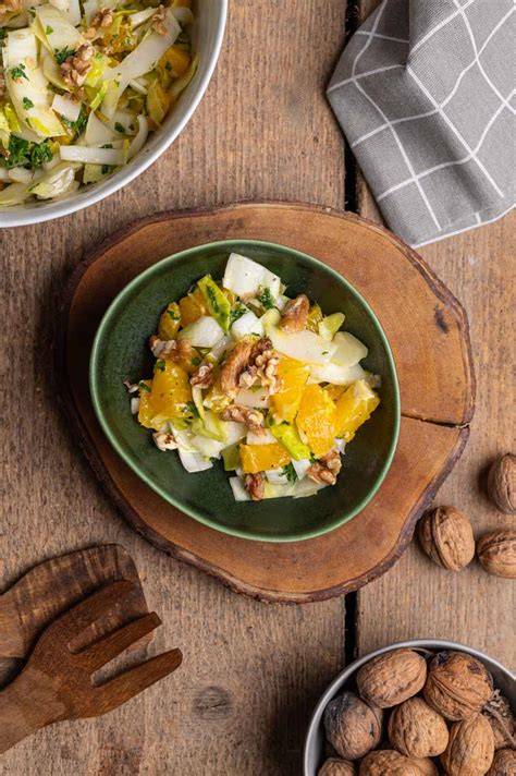 Frischer Wintersalat mit Mandarinen und Honig-Senf-Dressing