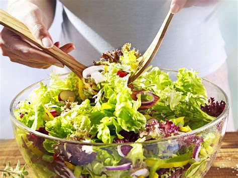 Frischer gemischter Salat mit Honig-Senf-Dressing angerichtet
