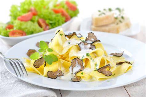Frischer italienischer Trüffel, Tagliatelle, Lachsfilet und Butter