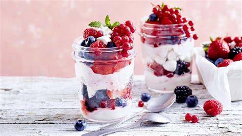 Frisches Beeren-Baiser-Dessert mit Sahne-Joghurt-Sauce
