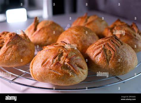 Frisches Brötchen aus dem Ofen - Symbolbild