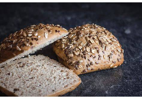 Frisches Brötchen bestrichen mit Erdbeer-Rhabarber-Marmelade