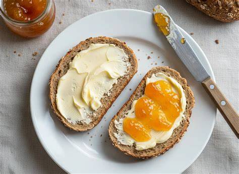 Frisches Brötchen mit Butter und Apfel-Marzipan-Marmelade