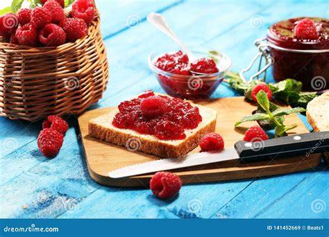 Frisches Brot mit Himbeermarmelade