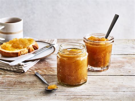 Frisches Frühstücksbrötchen mit Apfelmarmelade bestrichen