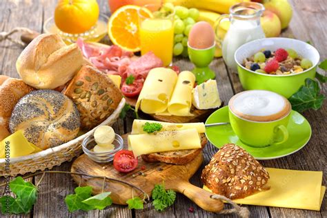 Frisches Himbeerglas auf Frühstückstisch