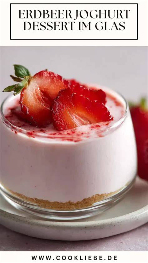 Frisches Joghurt-Preiselbeer-Dessert im Glas