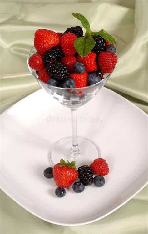 Frisches Johannisbeersorbet in Schalen mit Minze und Beeren garniert