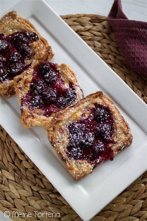 Frisches Obst auf Blätterteigteilchen mit Pudding
