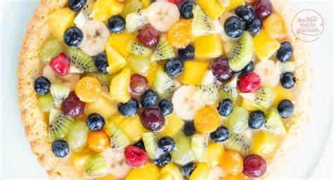 Frisches Obst und Zutaten für schnellen Obstkuchen