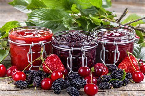 Frisches Obst und selbstgemachte Marmelade gesund