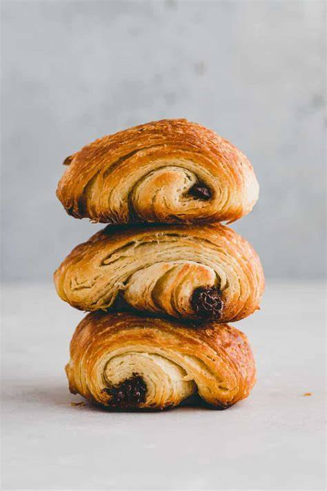 Frisches Pain au Chocolat aus einer traditionellen französischen Bäckerei
