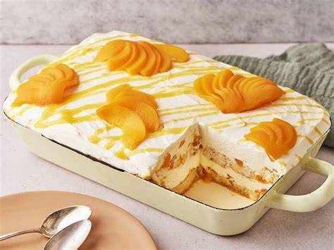 Frisches Pfirsich Tiramisu mit Minzblättern dekoriert