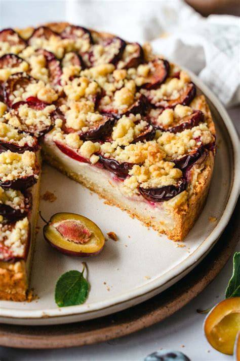 Frisches Stück Zwetschgenkuchen glutenfrei mit Pudding auf Gabel
