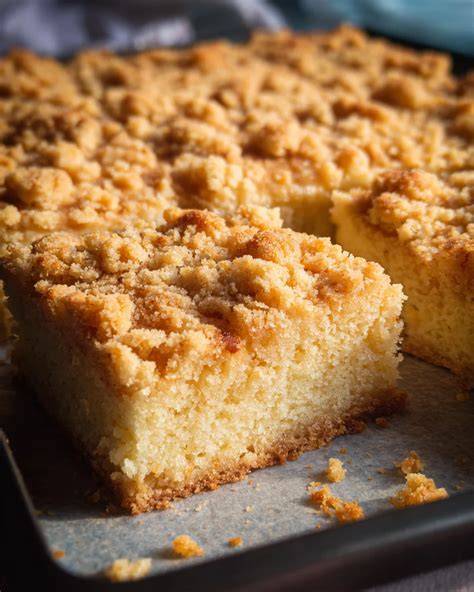 Frischgebackener Streuselkuchen noch warm auf dem Blech
