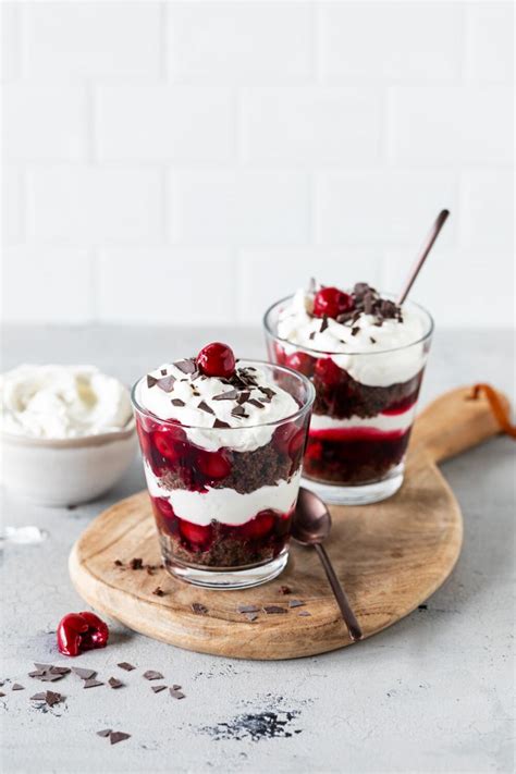 Frischkäse Kirsch Dessert im Glas geschichtet