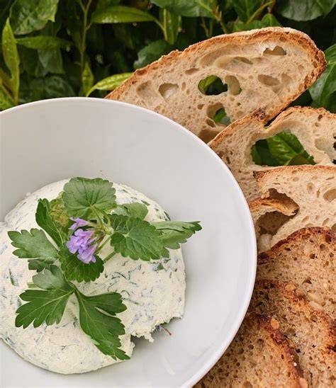 Frischkäse mit Honig und frischen Kräutern