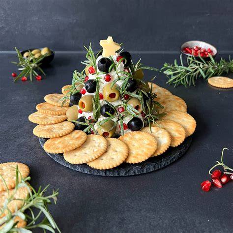 Frischkäse mit schwarzen Trüffelstückchen auf einer Platte