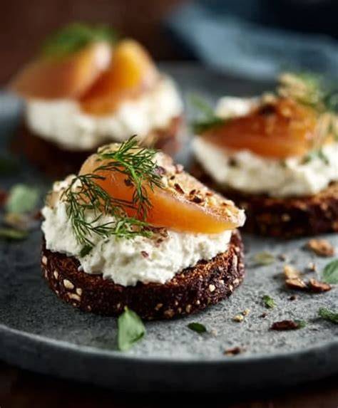 Frischkäse mit schwarzen Trüffelstücken auf einer Servierschale