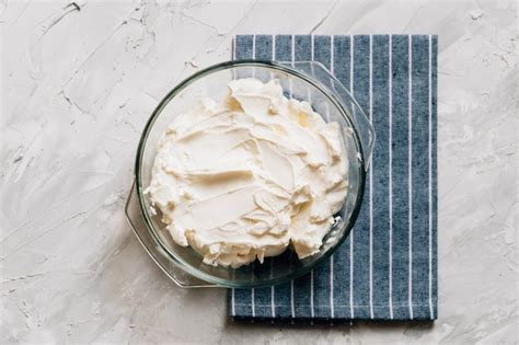 Frischkäse und Erdbeercreme in der Schüssel