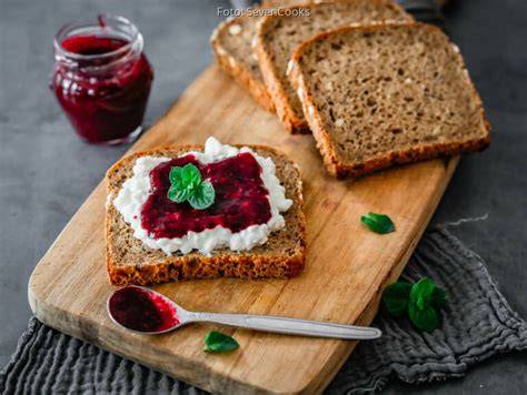 Frischkäse und Marmelade auf Vollkornbrot