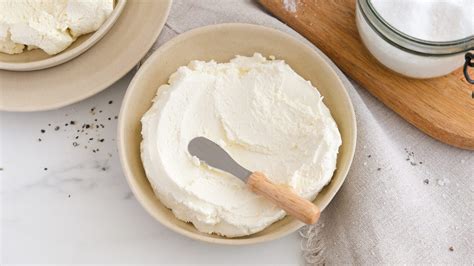 Frischkäse und Quark in einer Schüssel