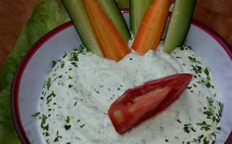 Frischkäse und Schmand in Schüsseln