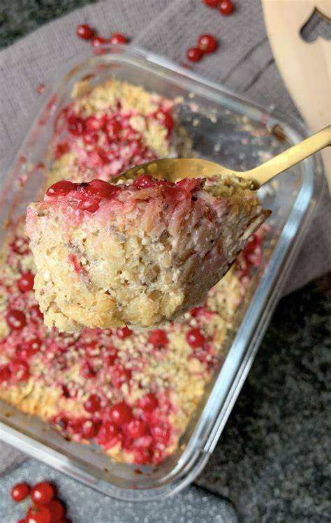 Frischkäse-Auflauf mit Johannisbeeren in Auflaufform