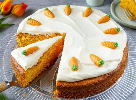 Frischkäse-Frosting auf Karottenkuchen verstreichen