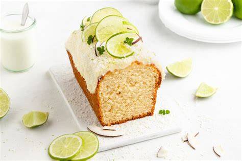 Frischkäse-Frosting auf Limetten-Kokos-Kuchen mit Kokoschips