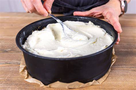 Frischkäse-Nutella-Creme gleichmäßig auf dem Keksboden verstreichen
