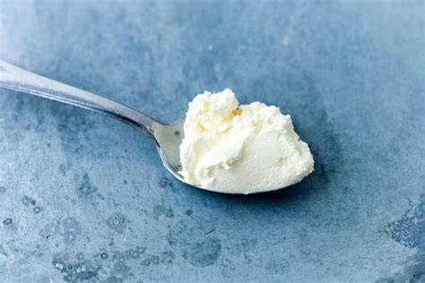 Frischkäse-Sahnecreme auf einem Löffel