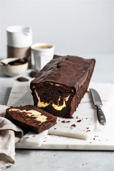 Frischkäse-Schokokuchen auf Kuchenplatte
