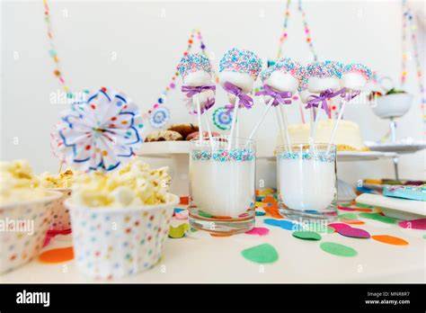 Frischkäse-Topping und bunte Dekoration für Kindergeburtstag