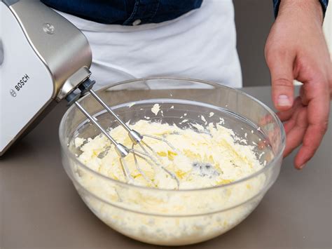Frischkäsecreme in Schüssel mit Handrührgerät