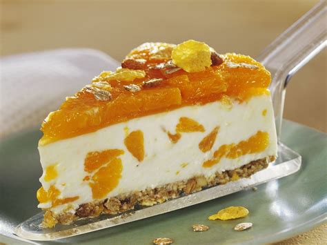 Frischkäsekuchen mit Mandarinen dekoriert
