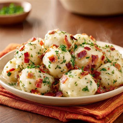 Frischkäsekugeln mit Paprika, Speck und Mandarine auf Teller