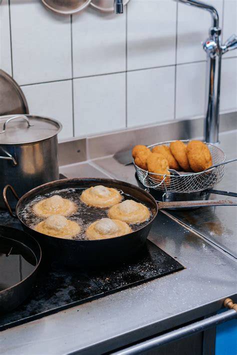 Frittierprozess von Krapfen in heißem Fett