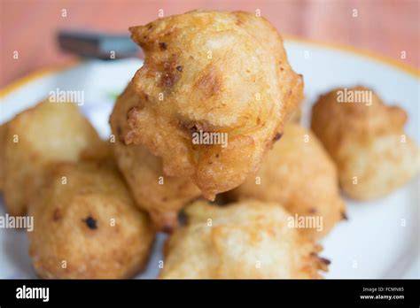 Frittierte Apfelteigtaschen mit einer Kugel Eis - ein beliebtes asiatisches Dessert