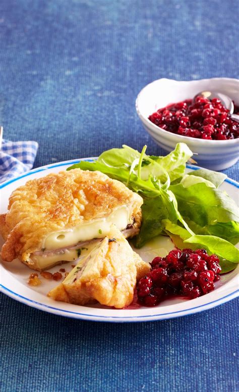 Frittierter Camembert auf Blattsalat
