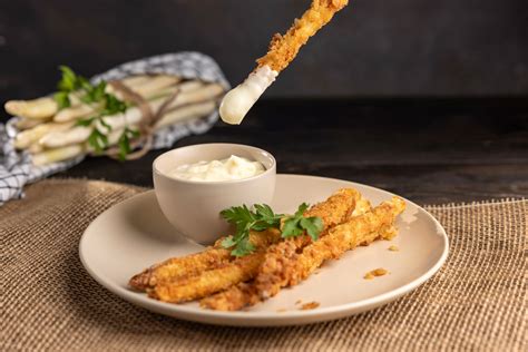 Frittierter Spargel mit Erdbeercreme im Glas