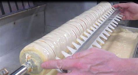 Fritz Reuter Torte mit Pistazienmarzipan, Baumbäckerei beim Backen, Baumkuchen Walzen