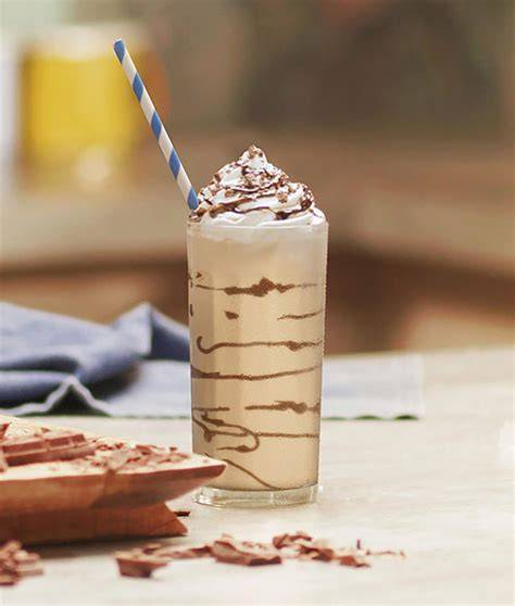 Frozen Chocolate Frappe im Glas mit Eiswürfeln und Schokoraspeln