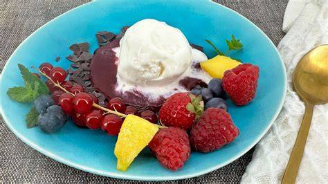 Frozen Joghurt mit frischen Früchten und Toppings